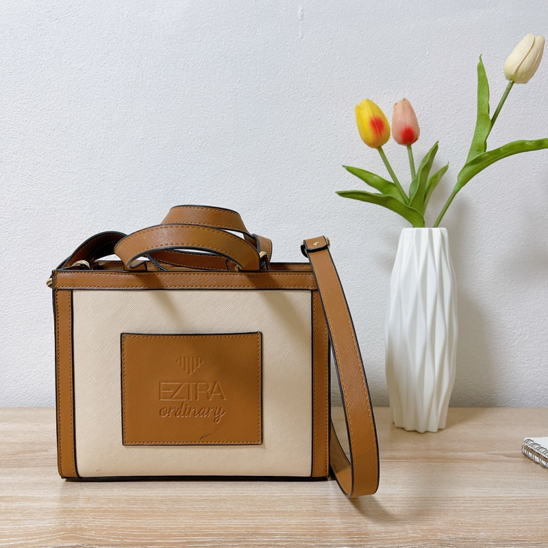 ส่งต่อ กระเป๋า Eztra mini camilla bag สี honey and cream