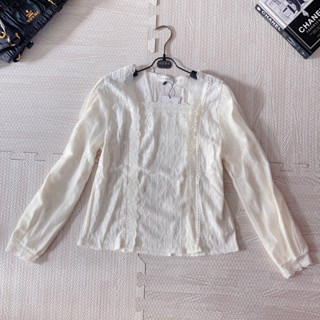 พร้อมส่ง 🌸 เสื้อคอเหลี่ยมแขนยาว สีครีม แต่งระบายลูกไม้ เรียบหรู มือ 1