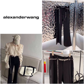 กางเกงขายาวสีดำมาพร้อมเข็มขัดสร้อยชื่อแบรนด์ Alexander Wang