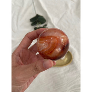 พร้อมส่ง ถ่ายจากสินค้าจริง คริสตัล หินแท้100% คาร์เนเลี่ยนทรงกลม Carnelian  ฟรีฐานรอง