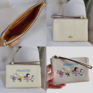 🎀 คล้องมือ S1 ซิป สีขาว CF213 COACH X PEANUTS CORNER ZIP WRISTLET WITH SNOOPY WOODSTOCK PRINT