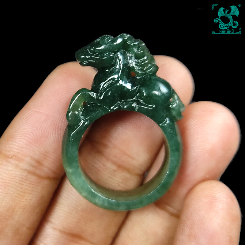 แหวนหยกพม่าแกะสลักม้า สินค้าLIMITEDร้านหยกศิลป์