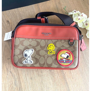 รบกวนถามก่อนสั่งบางทีหมดค่ะ Coach X Peanuts Graham Crossbody In Signature Canvas With Patches