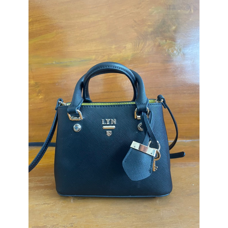กระเป๋า LYN สีดำ รุ่น ATHENA RE-EDIT M