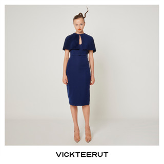 VICKTEERUT Belted Dress with Detachable Pleated Cape เดรสเกาะอก ตกแต่งเข็มขัด พร้อมเคปอัดพลีท ถอดออกได้