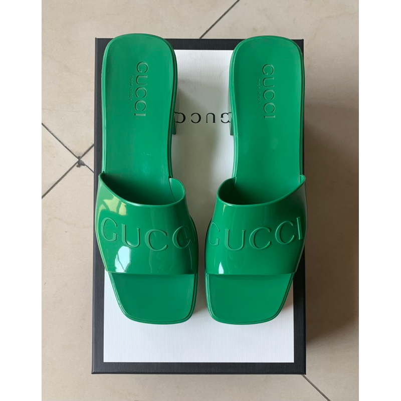 (USED LIKE NEW ใช้เหมือนใหม่) GUCCI Green Rubber Logo Mules Sandals Authentic 100% รองเท้าแตะยาง สีเ