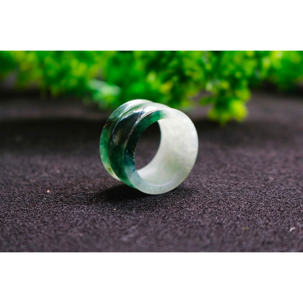 แหวนหยกขาวติดเขียวทรงฮ่องเต้ เบอร์ 62 mm. ราคา 8800 บาท แหวนหยกพม่าแท้สีธรรมชาติ