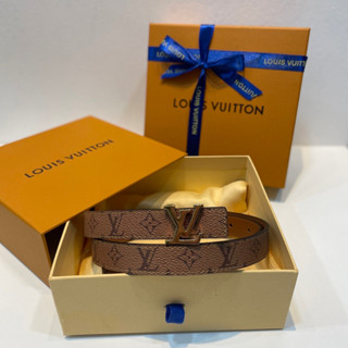 เข็มขัดLOUIS VUITTON BELT LOGO 2CM  รุ่นนี้สวยมากหนังดีมากเเบบเทียบเเท้หนังนิ่มมาก ทำจากหนังเเท้100%