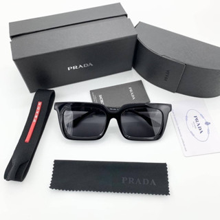 PRADA SQUARE FRAME SUNGLASSES แว่นกันแดด แบรนด์ปราด้า ทรงเหลี่ยม ขาแว่นเป็นแถบสีแดงโลโก้