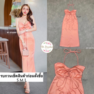 แม๊กซี้เดรสเกาะอกช่วงอกผูกรูดผูกโบว์ตรงกลาง สายผูกคอ ใส่สวยเข้ารูป มีซับสั้นด้านใน เนื้อผ้ามันนิส ๆ ใส่แล้วขับผิวออร่า