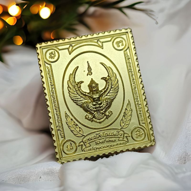 พญาครุฑ เหรียญแสตมป์พญาครุฑบารมีปกเกล้า เนื้อทองแดงชุบทอง ที่ระลึกงานกฐินพระราชทาน วัดโพธิทอง บางมด ปี​ 2560