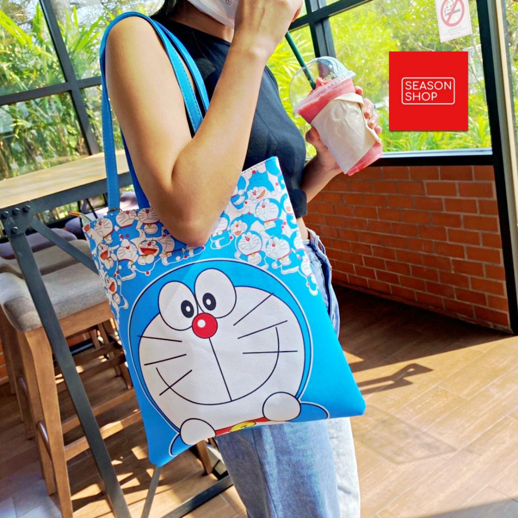 seasonshop  กระเป๋าสะพายข้าง ลายการ์ตูน โดเรม่อน กระเป๋าแคร์แบร์ งานหนัง 1 แถม1 มีซิป มีซับด้านในอย่างดี ส่งจากไทย