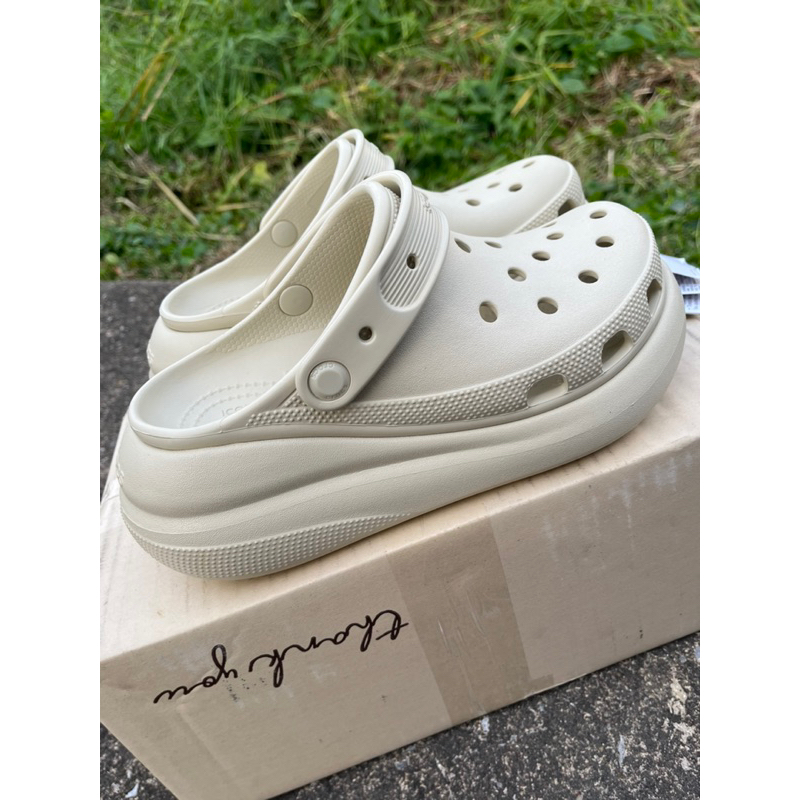 crocs classic crush clog ( สี bone สุดฮิต) ของแท้ 💯 *ลองใส่ครั้งเดียว ขอส่งต่อค่า น้องใหญ่ไป