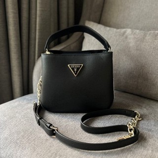 GUESS ALEXIE Small Bucket Bagกระเป๋าสะพาย /