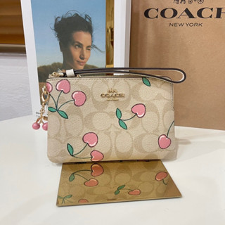 🎀 คล้องมือ 1S ลายเชอรี่ Coach CF398 Corner Zip Wristlet