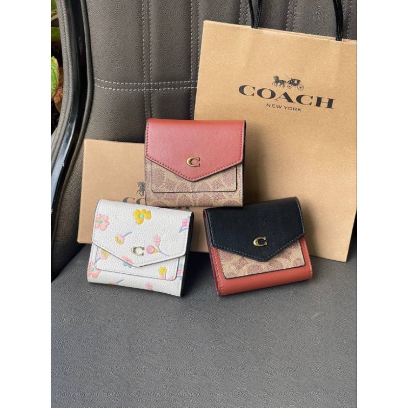 Coach Wyn Small Wallet In Colorblock Signature Canvas กระเป๋าสตางค์ใบสั้น ผู้หญิง