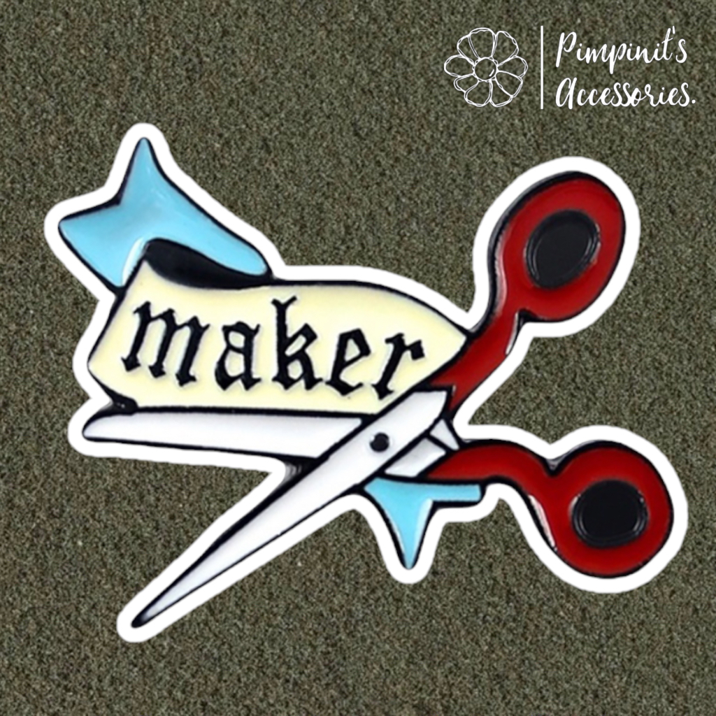 ✿ ร้านในไทยพร้อมส่ง : เข็มกลัดลายกรรไกรสีแดง “MAKER” | “MAKER” RED SCISSORS Enamel Brooch Pin.