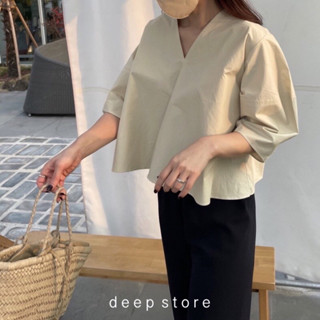 V Plain Blouse เสื้อทรงคอวี แขนสั้น ดีไซน์ด้านหลังเป็นทรงป้าย ผ่าด้านหลัง ตัดเย็บด้วยผ้าเนื้อดี