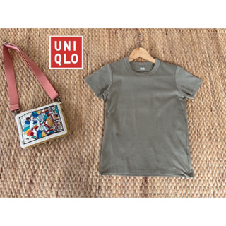 Uniqlo x cotton x S x UUU collection สีเขียวสวย อก 30-32 ยาว 21 • Code : bc20(2)