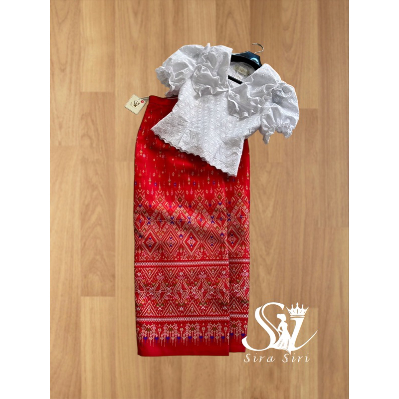 ชุดไทยทำบุญ ชุดไทยไปวัด เสื้อลูกไม้ ผ้าถุงทอลายแพรวา ผ้าถุงสำเร็จรูปสีแดง