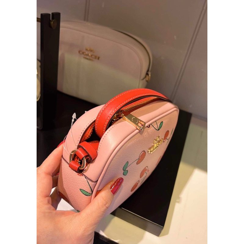 พร้อมส่ง แท้ New Coach รุ่น MINI JAMIE CAMERA BAG WITH HEART CHERRY