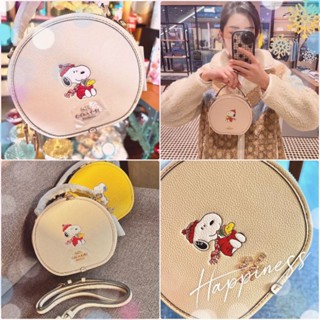 CANTEEN CROSSBODY WITH SNOOPY PRESENT MOTIF กระเป๋าสะพายผู้หญิง