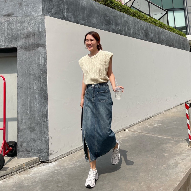 JOLLY DENIM SKIRT กระโปรงยีนส์ ทรงเอยาว แต่งผ่าหน้า