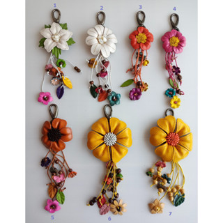 ยกระดับสไตล์กระเป๋าถือของคุณด้วยพวงกุญแจหนังดอกไม้ Elevate Your Handbag Style with a Leather Flower Keyring No.17