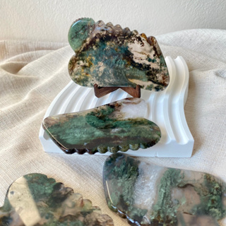 Jagged Heart Moss Agate Gua Sha กัวซาหิน มอส อาเกต มีซี่หวีสำหรับนวดผ่อนคลาย