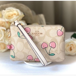 🍒🍒พร้อมส่ง คล้องมือน้องเชอร์รี่NEW Coach Corner Zip Wristlet In Signature Canvas With Heart Cherry Print