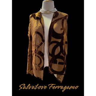 สินค้ามือสองแบรนด์เนมแท้ Salvatore Ferragamo scarf made in Italy 🇮🇹 ซัลวาตอเร เฟอร์รากาโม  ผ้าพันคอแบรนด์เนมมือสองแท้