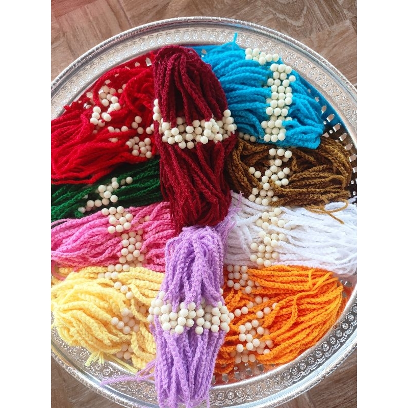 ด้ายผูกข้อมือ เส้นล่ะ 1 บาท ด้ายผูกแขน  ฝ้ายผูกข้อมือ สายสิญจน์ผูกแขน ใส่ลูกปัดสีงาช้าง ถักด้วยมือ สิริมงคล 9 สี ขายดีคน
