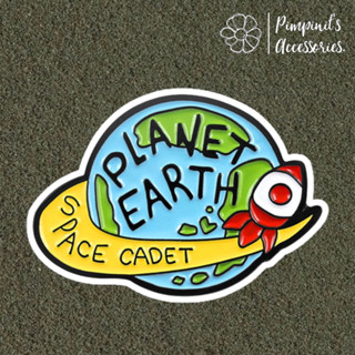 🇹🇭 พร้อมส่ง : 🌍 เข็มกลัดลายโลกและจรวดอวกาศ | “PLANET EARTH, SPACE CADET” Earth &amp; Rocket Enamel Brooch Pin.