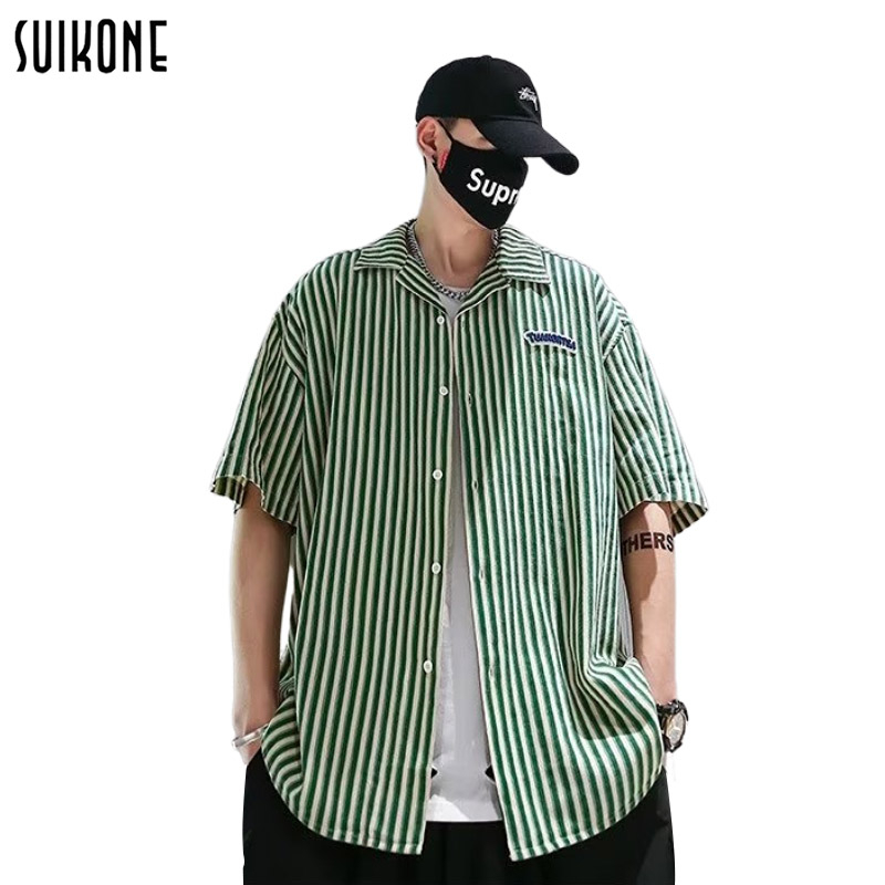 Suikone เสื้อยืด เสื้อเชิ้ตผู้ชายแฟชั่นอินสไตล์แบรนด์อินเทรนด์แขนสั้นปกหลวมสไตล์เกาหลีเสื้อคู่รักลายทาง
