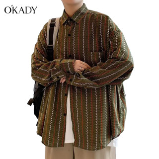 OKADY【สินค้าพร้อม】เสื้อเชิ้ตเกาหลี คอปก ทรงหลวม เสื้อเชิ้ตแขนยาว สีพื้น แฟชั่นสำหรับผู้ชาย