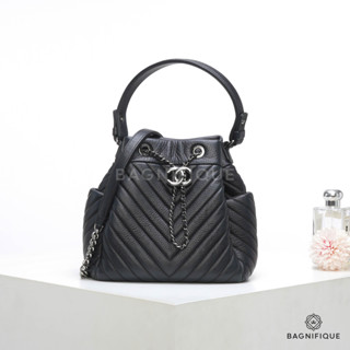 CHANEL BUCKET MEDIUM BLACK CHEVRON SHW