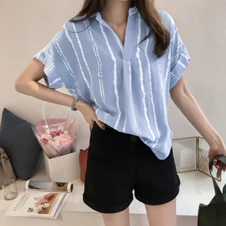 QKshop มาแรง🎊 เสื้อเชิ้ตสตรีแขนสั้นรุ่นใหม่ เสื้อผู้หญิงแต่งลายทางสุดเก๋ สาวออฟฟิศห้ามพลาด ดีเทลแขนพับขึ้น