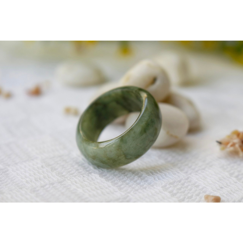 แหวนหยกเขียวทรงปลอกมีด เบอร์ 61 mm.ราคา 5800 บาท
