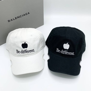 BALENCIAGA APPLE BE DIFFERENT EMBROIDERED BASEBALL CAP หมวกแก๊ป ทรงเบสบอล แบรนด์บาลองเซียก้า ปักตัวหนังสือ