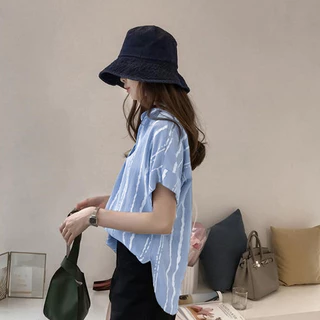 QKshop มาแรง🎊 เสื้อเชิ้ตสตรีแขนสั้นรุ่นใหม่ เสื้อผู้หญิงแต่งลายทางสุดเก๋ สาวออฟฟิศห้ามพลาด ดีเทลแขนพับขึ้น