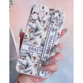 เคสไอโฟนขาวดอกไม้ไฮโซคาดมือ i6-14promax (Case iphone) เคสมือถือ เคสลายดอก เคสลูกคุณ เคสมินิมอล เคสขาว เคสดอกไม้