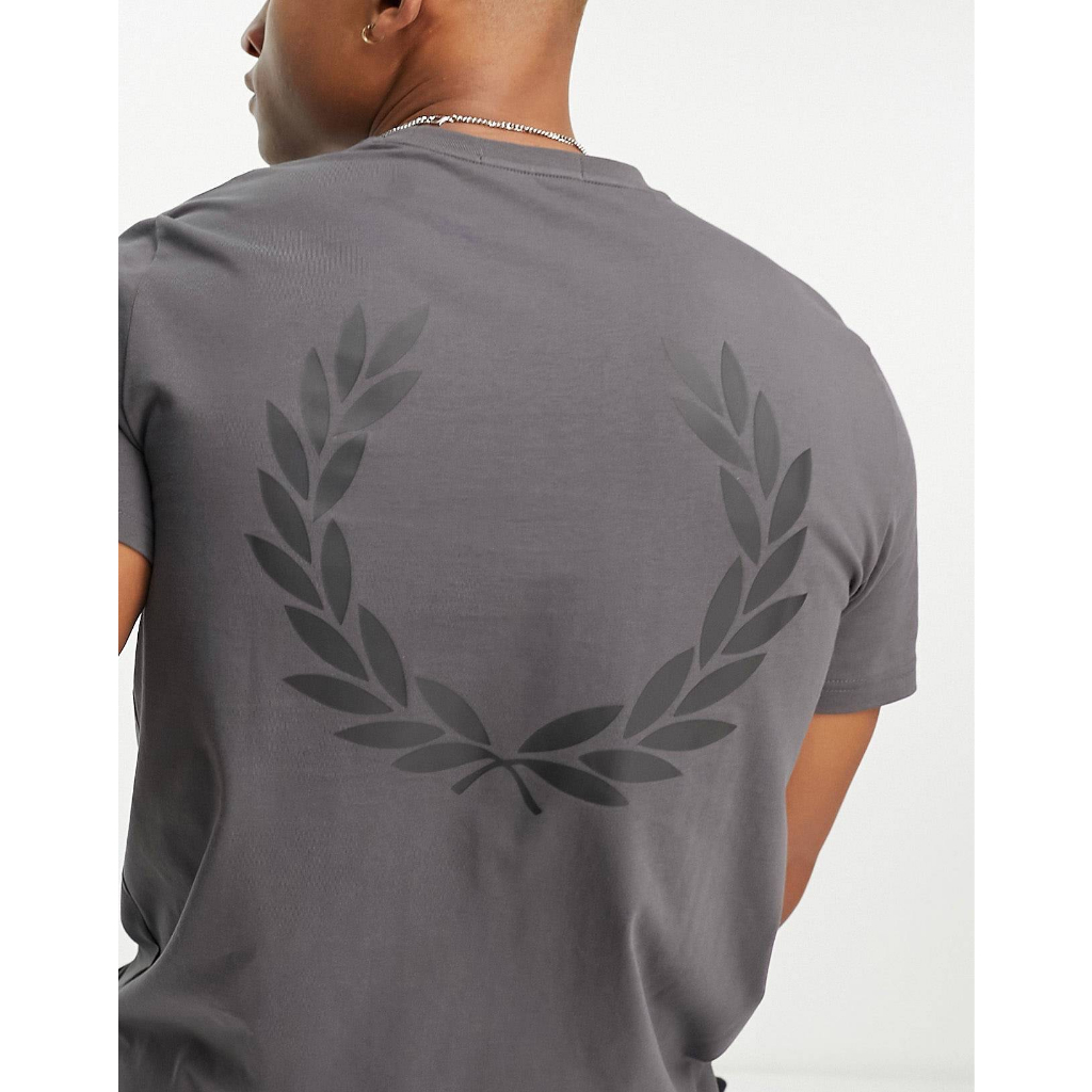 Fred Perry Back Graphic T Shirt Col Gunmetal (SS23 รุ่นใหม่ของปีนี้ ตัว ...