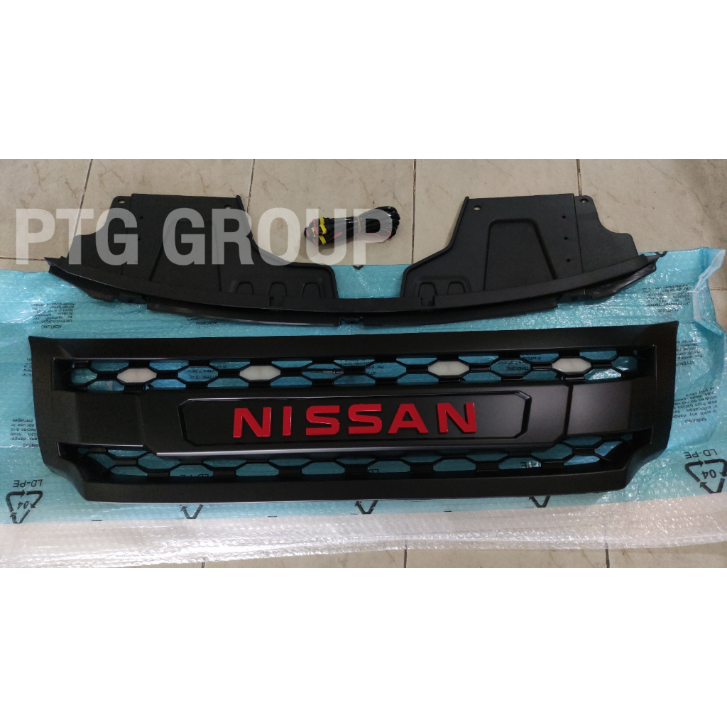 กระจังหน้า NISSAN NP300 มีไฟ Daylight เนื้อดำ หินดีดไม่ขึ้นรอยขาว *พร้อมส่งจากไทย*