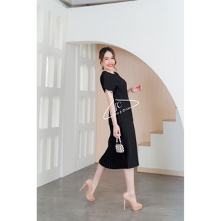 Jubbie&amp;Chrissie : ชุดเสื้อพลีทแขนเลยและกระโปรงพลีทคลุมเข่า (สีดำ)