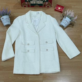 Jacket ผ้า Tweed ตัวนี้สีขาวออฟไวท์ ป้ายห้อย