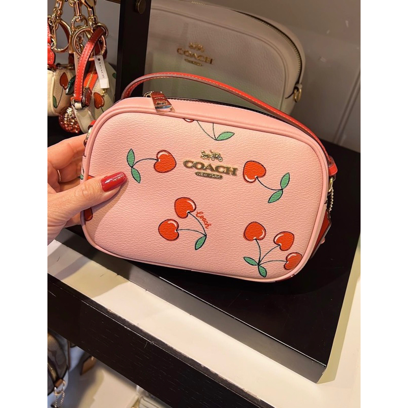 พร้อมส่ง แท้ New Coach รุ่น MINI JAMIE CAMERA BAG WITH HEART CHERRY