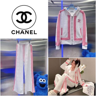 ชุดเซ็ต Chanel เสื้อคลุมมีฮู้ดสีขาวกุ๊นขอบชมพู + กางเกงขายาวปั้มลายนูนโลโก้แบรนด์ CHANEL