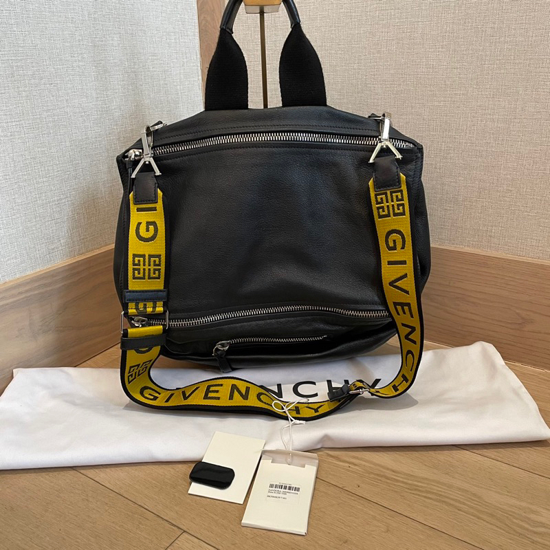 CO230208396] Givenchy / Pandora Messenger Bag