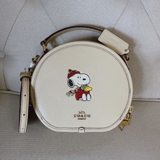 🥰กระเป๋าสะพายสีขาว ลายSnoopyNEW Coach X Peanuts Canteen Crossbody With Snoopy Present Motif