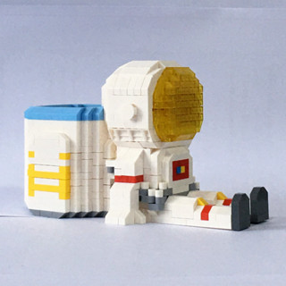 ตัวต่อ NanoBlock [Set E] นักบินอวกาศ SpaceMan หมวกมีไฟเปลี่ยนอัตโนมัติ 3 สี: แดง, เขียว, ฟ้า (ขายแบบต่อเสร็จแล้ว Only)